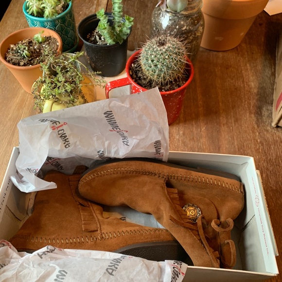 Brand New Minnetonka Women’s Two Button Boot - Picture 2 of 4